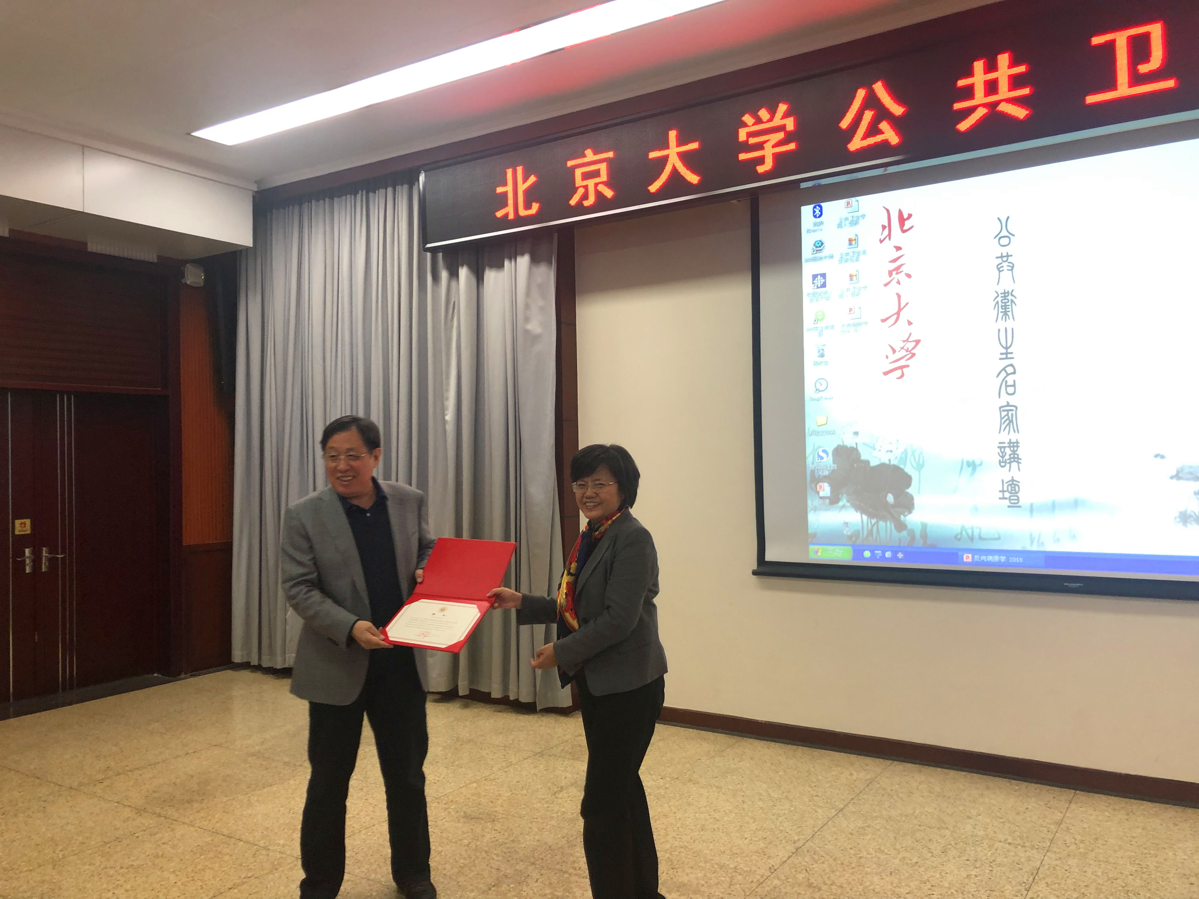 人事处处长戴青向徐建国院士颁发兼职教授聘书.jpg 人事处处长戴青向徐建国院士颁发兼职教授聘书.jpg