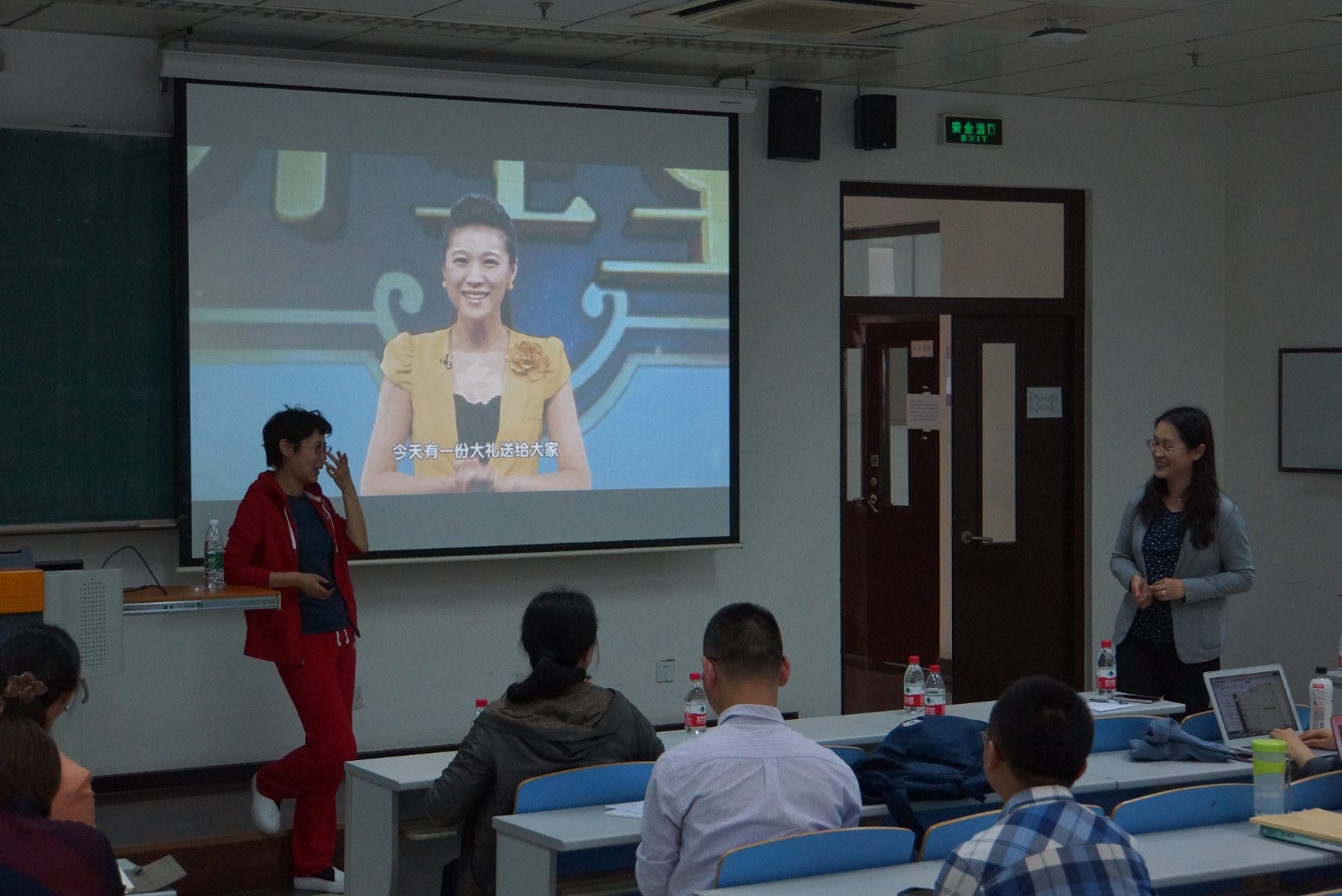 党委副书记张景怡介绍主讲人王丽女士.JPG 党委副书记张景怡介绍主讲人王丽女士.JPG