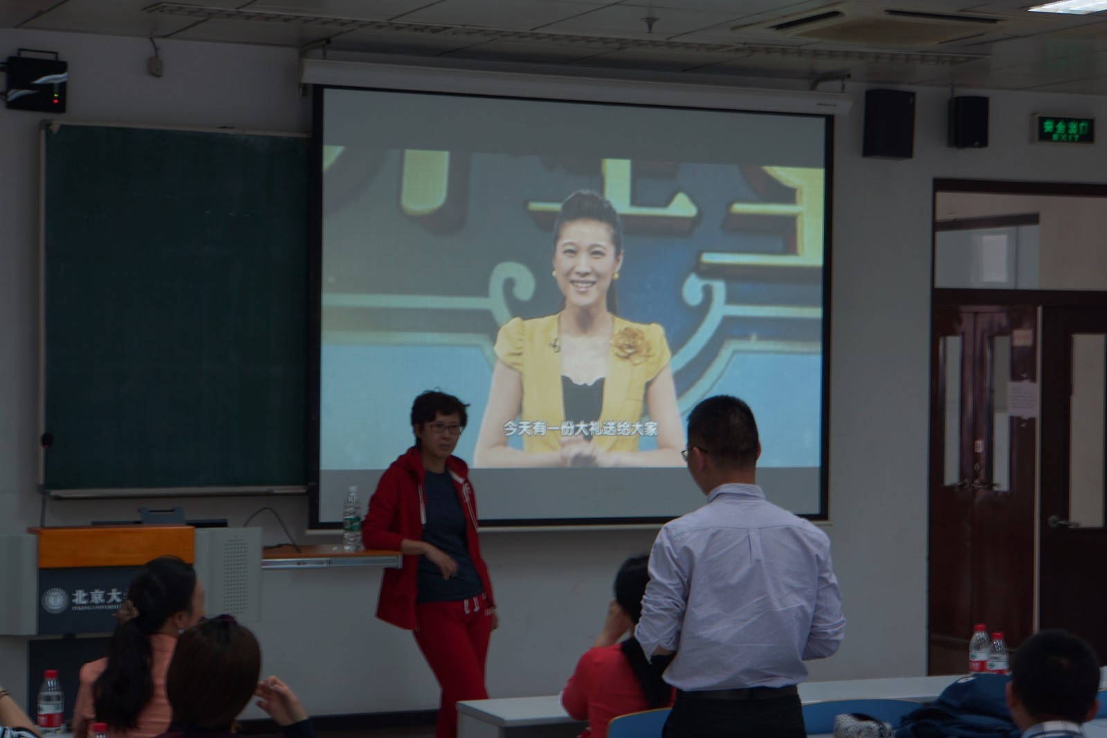 余灿清副教授与王丽女士探讨医学科普的科学性.JPG 余灿清副教授与王丽女士探讨医学科普的科学性.JPG